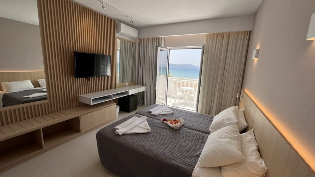 RENOVATED SEAFRONT SUPERIOR 4